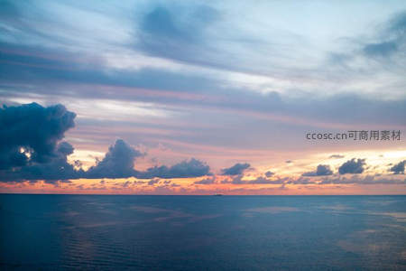 海天相接处绚烂晚霞映照无垠碧波