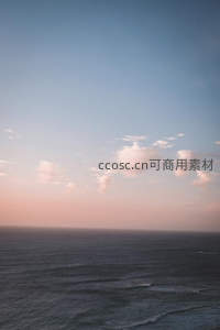 海天一色渐黄昏，轻云点缀浪无声