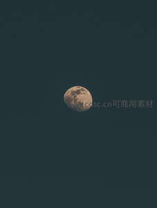 深邃夜空中的皎洁满月