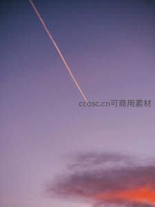 暮色苍穹中的飞机航迹