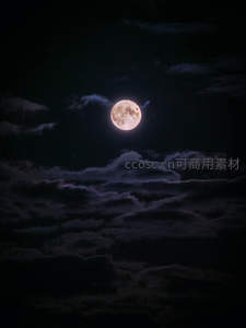 云层间皎洁的满月
