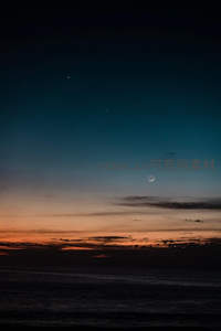 新月悬夜空伴星辰微光