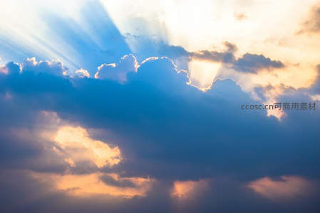阳光穿透云层，洒下神圣光束