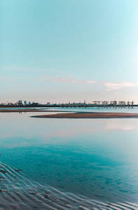 水天一色城市岸线，静谧港湾倒影