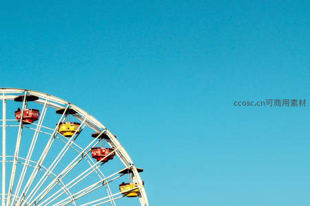 蓝天下的摩天轮，彩色座舱缓缓转动