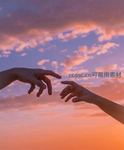 夕阳下指尖将触的浪漫瞬间