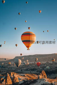 热气球飞越奇幻峡谷的晨曦美景