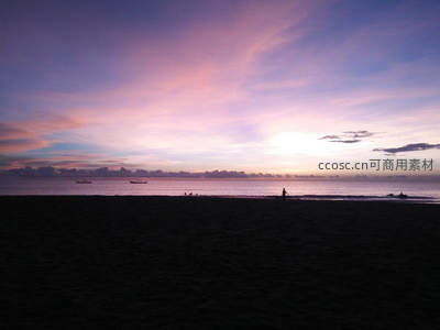 黄昏沙滩上绚丽晚霞与剪影