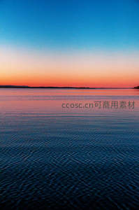 湖面夕照，天水一色的宁静画卷