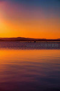 橙红暮色，湖光山色共醉人心