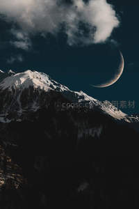 雪山之巅，新月高悬的苍茫夜空