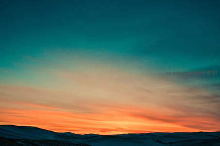 雪原之上橙红晚霞染透天际