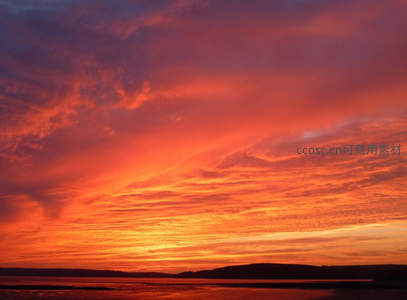 火红云海映照海岸线日落