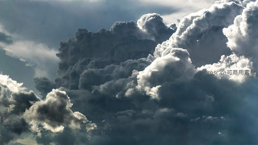 乌云翻滚电闪雷鸣，风暴来临前的压抑瞬间