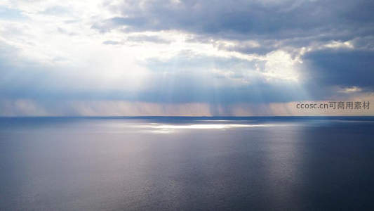 光破云层，海天一色