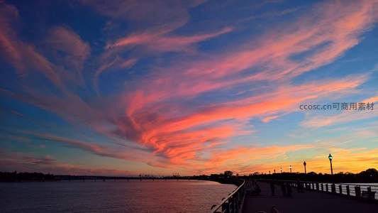 河畔长廊映衬绚烂晚霞天际