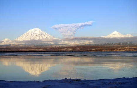 雪山湖泊倒影如镜面仙境