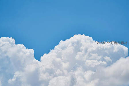 蓝天之下洁白蓬松云朵特写