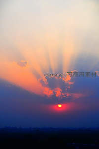 夕阳穿透云层洒下金色光芒