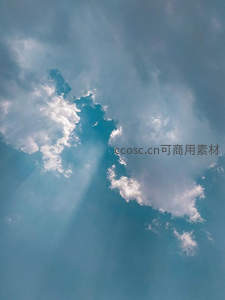 云隙阳光穿透蔚蓝天空