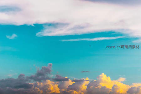 蔚蓝天空中云层变幻，一架飞机划过天际