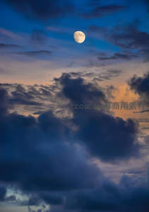 满月高悬云海间，暮色苍茫如画卷