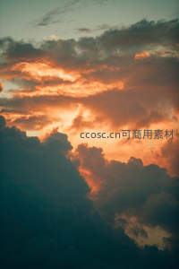 火烧云染透天际，云海翻腾如烈焰