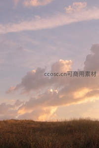 金色夕阳洒满原野云海翻腾