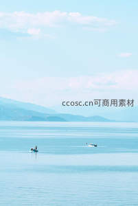 湖面泛舟远山如黛宁静致远