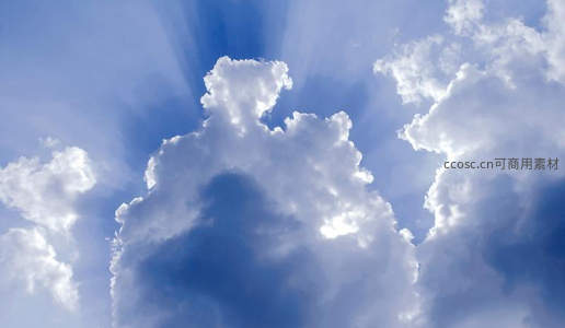 云海翻腾阳光穿透，天空幻境如梦似幻