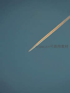 斜阳镀金线，孤机远去入苍穹