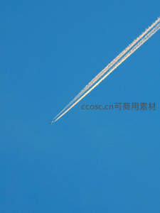 晴空万里时，一痕白练舞苍穹