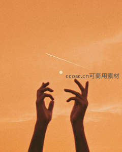 双手托举夕阳中的月亮