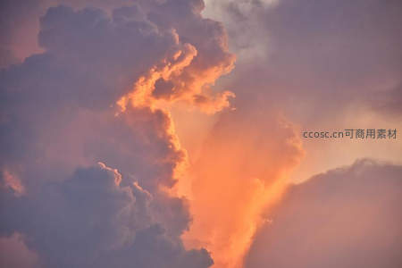 巨云被夕阳点燃如熔岩
