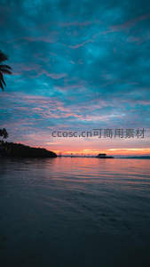 热带黄昏云霞染红平静海面