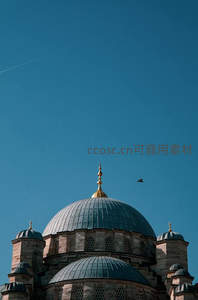 穹顶之下古寺静，飞鸟掠过碧空明