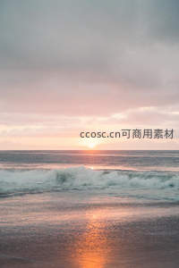 海浪轻拍沙滩，夕阳染红天际线
