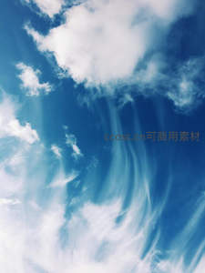 蓝天如洗，流云似丝带飘逸舞动