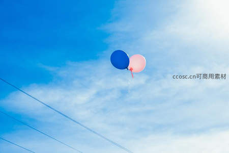蓝粉气球飘向蔚蓝天空