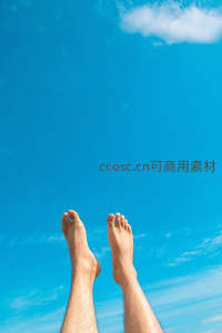 蓝天白云下伸展的双脚，享受悠闲时光