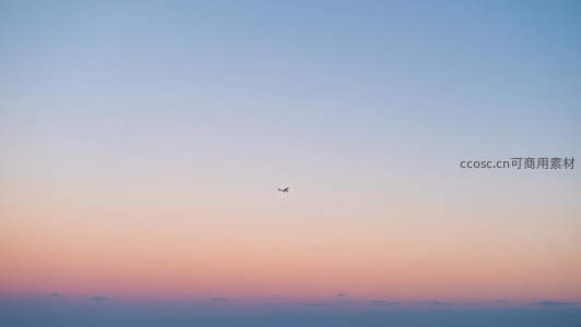 孤机划过渐变暮色天际线