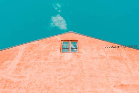 橙色墙面上的孤窗与碧空