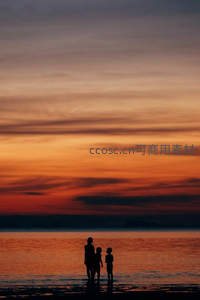 海边剪影，一家三口共赏落日余晖
