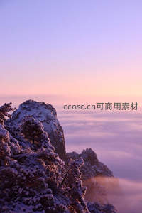 雪峰云海，晨曦初照山巅如仙境