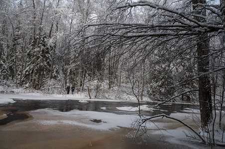 冰河之上行人踏雪寻幽