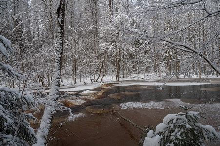 雪林溪谷暗流涌动如墨