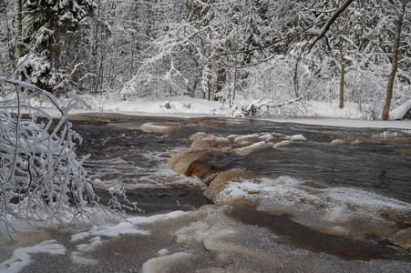 冰封河岸浪花凝固成雕
