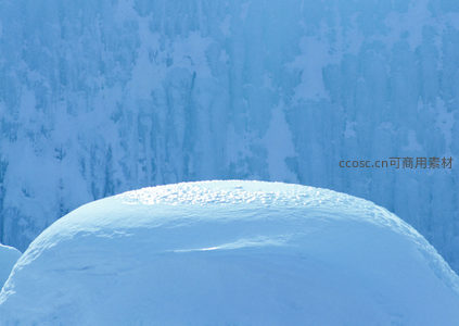 晶莹雪丘映蓝天