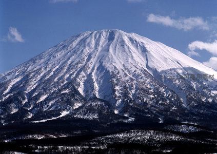 雪覆雄峰，苍穹之下巍峨壮丽