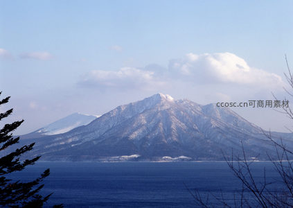 湖光山色，远眺雪峰静谧如画